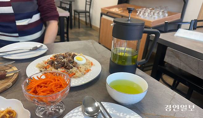 우즈베키스탄 사람들은 대화의 시작을 차와 함께 한다. 매우 진하고 맛있었다. 주전자 아래에 찻잎이 가득 들어있었다. /일벌이기 클럽