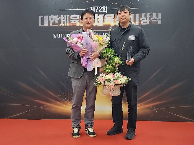 13일 서울 태릉선수촌 챔피언하우스서 열린 제72회 대한체육회 체육상 시상식에서 지도부문 우수상을 받은 조준형(사진 왼쪽) 용인시청 조정 감독과 경기부문 우수상을 받은 용인시청 조정팀의 서용원 코치가 기념촬영을 하고 있다. 사진=용인시청