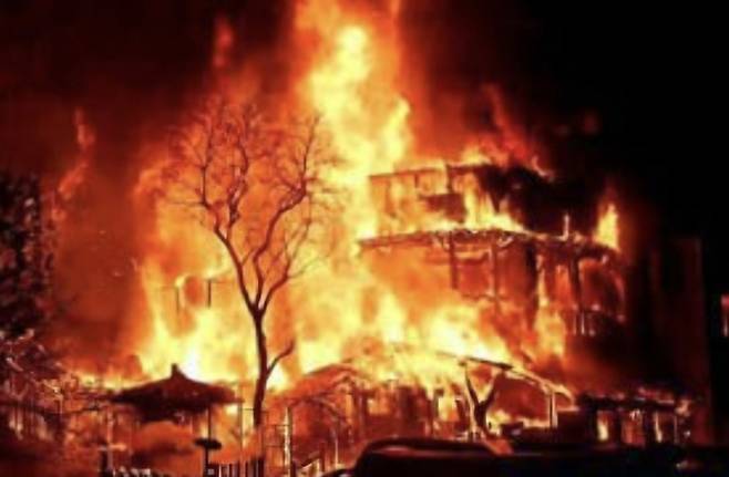 14일 새벽 과천시 과천동의 한 2층짜리 음식점 건물에서 불이 나 옥탑층 숙소에 있던 종업원 2명이 숨졌다. 사진=경기도소방재난본부