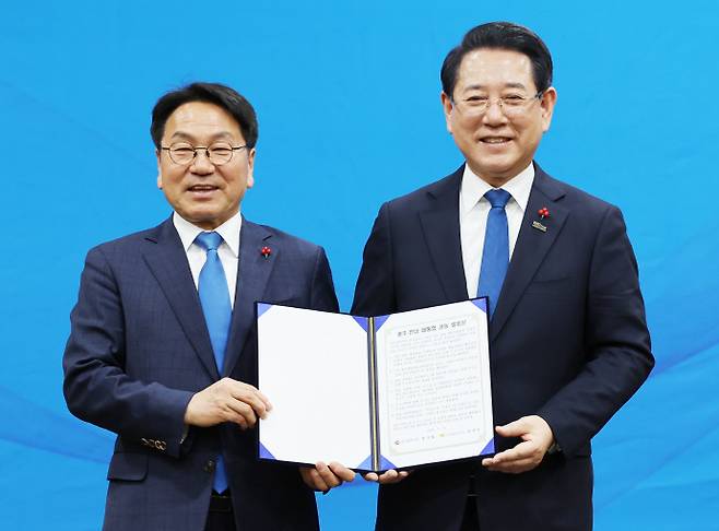 행정통합 합의한 강기정 시장과 김영록 지사강기정 광주시장과 김영록 전남지사가 지난 9일 광주 서구 김대중컨벤션센터에서 열린 광주·전남 행정통합 시도민 보고회에서 합의문을 발표한 뒤 기념촬영을 하고 있다. /임문철 기자 35mm@namdonews.com
