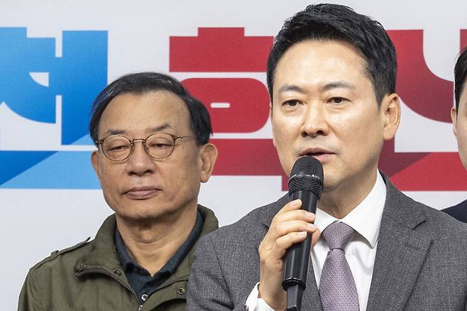 국민의힘 장동혁 대표가 “혁신공천이 어렵다”며 사퇴 선언을 하고 잠적한 이정현 공천관리위원장을 향해 “공관위를 다시 이끌어 혁신공천을 완성해 달라”고 복귀를 요청했다. /연합뉴스