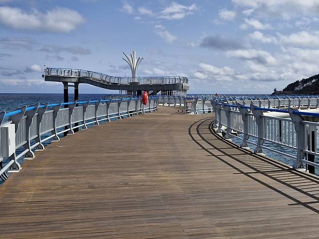 해양 관광 활성화를 위해 조성된 해상전망대는 고래가 물을 뿜는 형상을 본떠 조성돼 영해 대진항의 상징이 됐다. 남두백기자 dbnam@yeongnam.com