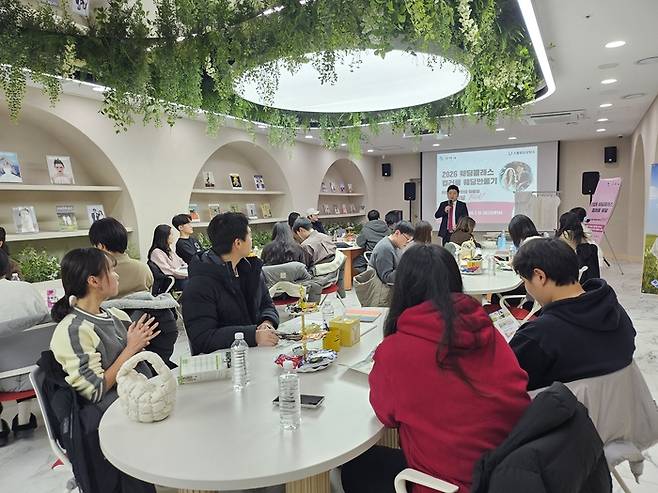 결혼을 앞둔 청춘남녀가 구미역 영스퀘어 1층  웨딩테마라운지에서 스몰웨딩에 대한 설명을 듣고있다.<백종현 기자>