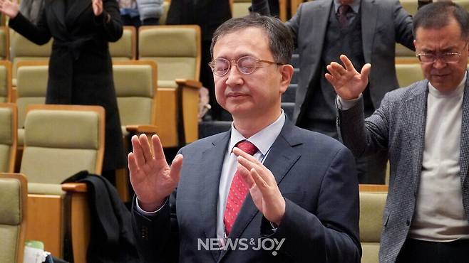 세미나에는 부산교육감 후보였던 정승윤 교수도 참석했다. 손 목사는 2025년 정 교수를 교육감 재선거 기간 중 초청해 간담회를 나눴고 이로 인해 1심에서 유죄판결을 받았다. 뉴스앤조이 안디도