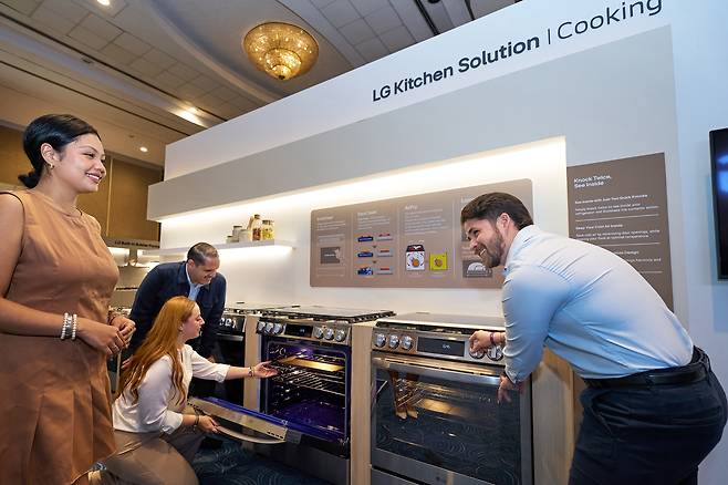 'LG 이노페스트 2026 중남미' 행사에서 LG전자 직원이 유통 거래선 고객에게 중남미향 신제품을 소개하고 있다./사진=LG전자