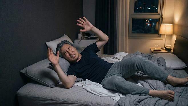 심한 잠꼬대는 파킨슨병의 조기 증상일 수 있다｜출처: Gemini 생성