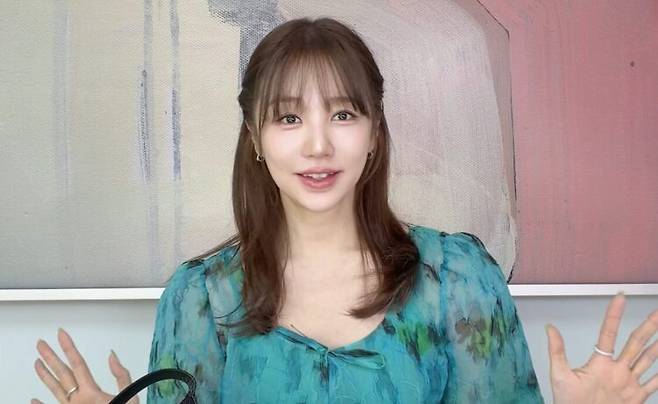 가수 겸 배우 윤은혜가 비타민 D·K, 마그네슘을 꾸준히 챙겨먹는다고 말했다. 사진=유튜브 채널 '윤은혜의 EUNHYELOGIN'