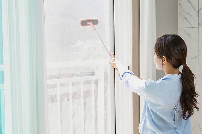 방충망은 외부의 먼지를 걸러주는 역할을 하므로 찌든 때로 가득하기 쉽다. 사진=게티이미지뱅크
