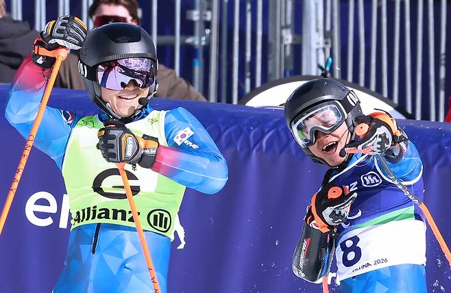 2026 밀라노·코르티나담페초 동계패럴림픽 알파인 스키 남자 대회전 시각장애 부문에 출전한 황민규(오른쪽)와 김준형 가이드. (대한장애인체육회 제공)