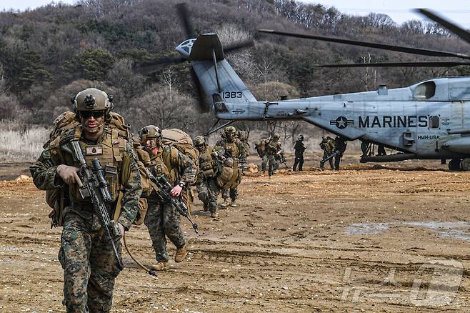 미국 해병대 장병들이 슈퍼스텔리온(CH-53E)에서 하차한 후 목표지점으로 이동하는 모습. (해병대사령부 제공, 재판매 및 DB 금지) 2025.3.21 ⓒ 뉴스1