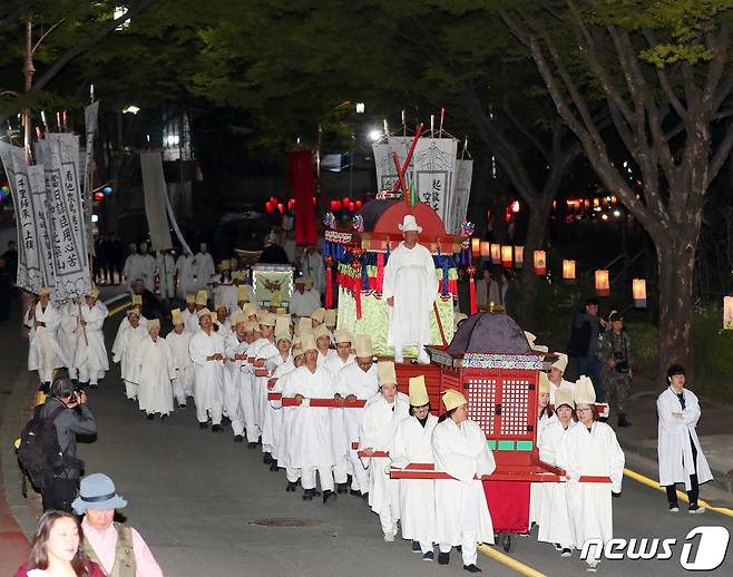 강원 영월군 시내 일원에서 제53회 단종문화제 단종국장 야간행렬이 펼쳐지고 있다. 2019.4.27 ⓒ 뉴스1