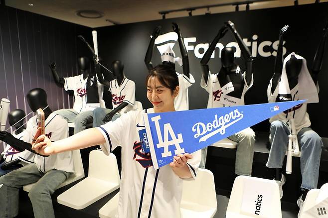 서울시 송파구에 위치한 에비뉴엘 잠실점 지하 1층에서 열린 파나틱스 팝업스토어에서 고객이 WBC 및 MLB 굿즈를 둘러보는 모습.(롯데백화점 제공)