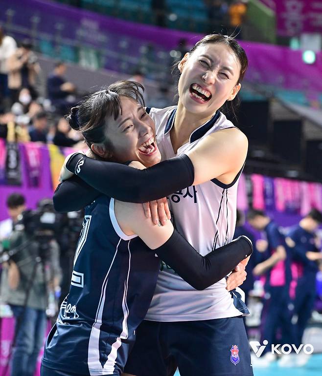 도로공사 문정원과 배유나가 정규리그 1위 확정 후 기뻐하고 있다. (KOVO 제공)
