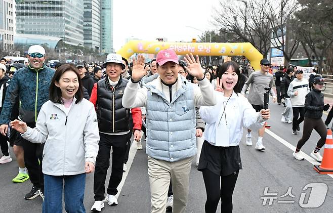 오세훈 서울시장이 14일 시민들과 '쉬엄쉬엄 모닝'을 즐기고 있다.(서울시 제공)