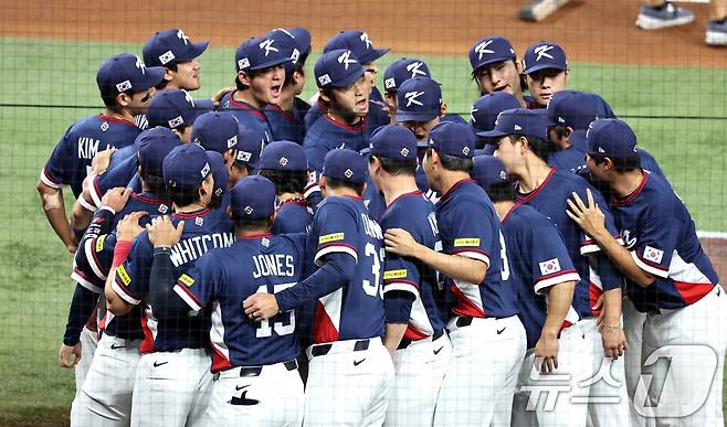 13일 오후(현지시간) 미국 플로리다주 마이애미 론디포파크에서 열린 2026 월드베이스볼클래식(WBC) 8강전 대한민국과 도미니카공화국의 경기에 앞서 대한민국 선수들이 결의를 다지고 있다. 2026.3.14 ⓒ 뉴스1 구윤성 기자