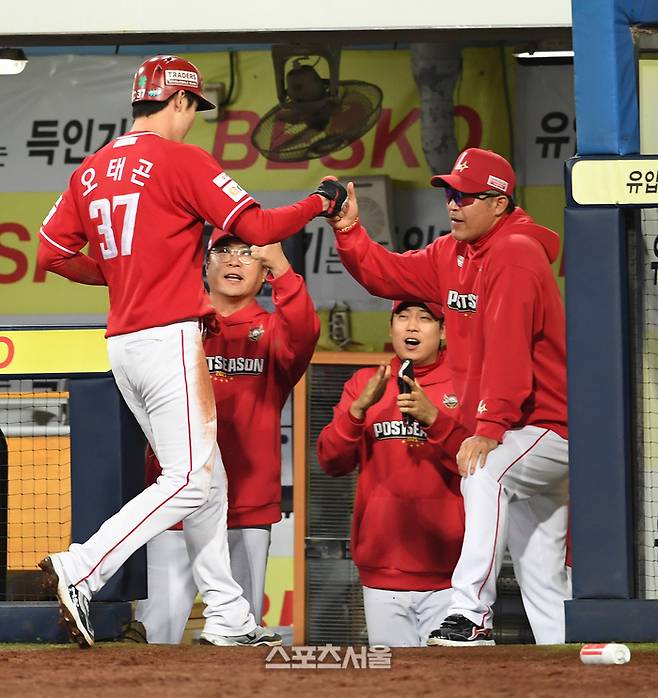 SSG 이숭용 감독(오른쪽)이 14일 대구 삼성라이온즈파크에서 열린 2025 KBO리그 삼성과 준플레이오프 4차전 8회초 무사 1-3루 상황에서 박성한의 2타점 2루타에 홈을 밟은 오태곤과 하이파이브를 하고 있다. 대구 | 박진업 기자 upandup@sportsseoul.com