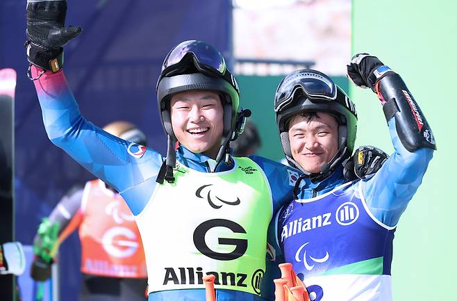 황민규(오른쪽)와 김준형 가이드가 13일(현지시간) 이탈리아 코르티나 알파인스키 센터에서 열린 2026 밀라노·코르티나 동계패럴림픽 알파인스키 대회전 시각장애 부문에서 완주한 후 환호하고 있다. 사진 | 대한장애인체육회