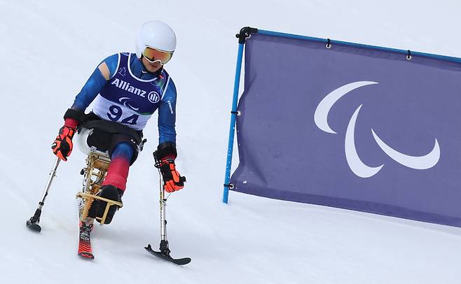 이환경이 13일(현지시간) 이탈리아 코르티나 알파인스키 센터에서 열린 2026 밀라노·코르티나 동계패럴림픽 알파인스키 대회전 좌식 부문에서 레이스를 펼치고 있다. 사진 | 대한장애인체육회
