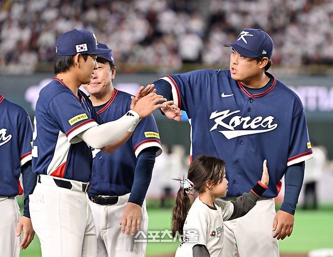 대한민국 야구대표팀의 이정후(왼쪽)가 7일 일본 도쿄 도쿄돔에서 열린 2026 월드 베이스볼 클래식(WBC) 조별리그 일본과 경기에 앞서 그라운드에 입장하면서 류현진과 하이파이브를 나누고 있다. 도쿄(일본) | 박진업 기자 upandup@sportsseoul.com