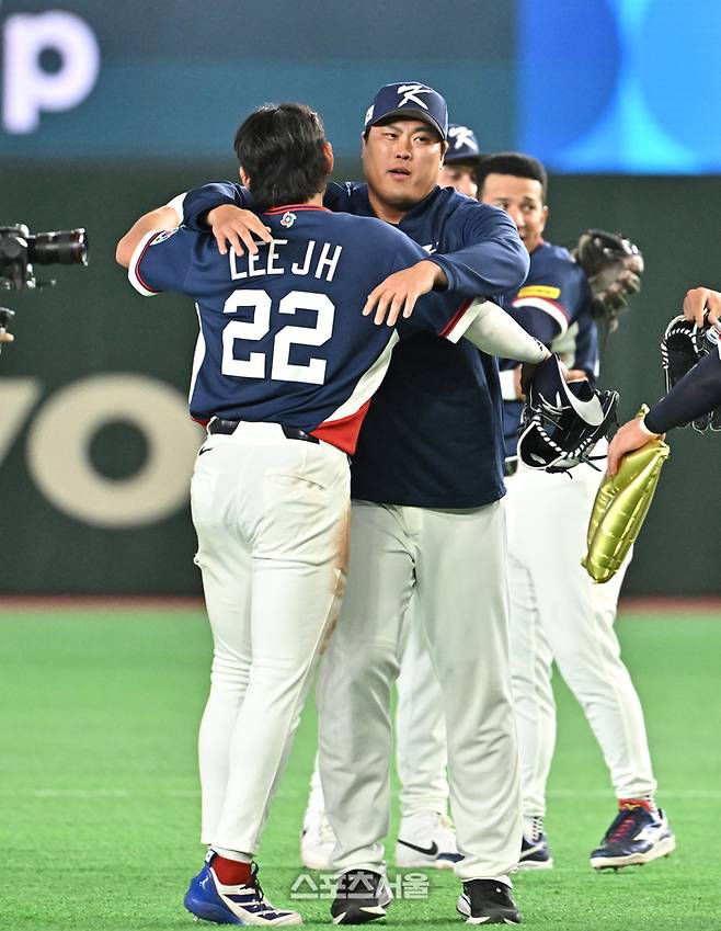 대한민국 야구대표팀의 류현진(왼쪽)과 이정후가 9일 일본 도쿄 도쿄돔에서 열린 2026 월드 베이스볼 클래식(WBC) 조별리그 호주와의 경기에서 7-2로 승리해 극적으로 미국 마이애미에서 열리는 8강전 진출을 확정한 뒤 함께 포옹을 하고 있다. 2026. 3. 9.  도쿄(일본) | 박진업 기자 upandup@sportsseoul.com