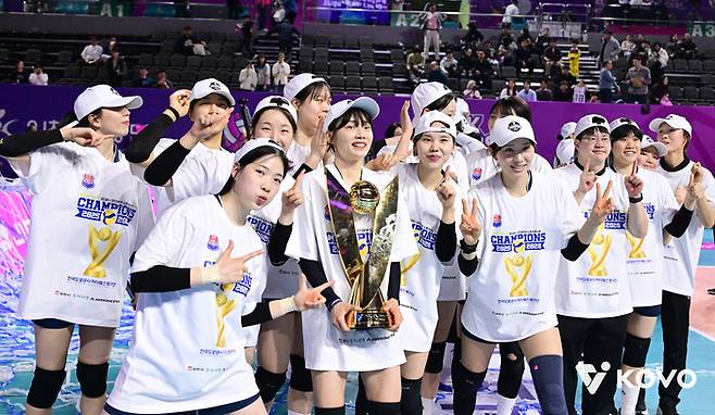 한국도로공사 선수들이 13일 삼산월드체육관에서 정규리그 1위를 확정한 뒤 기념사진을 찍고 있다. 제공 | 한국배구연맹