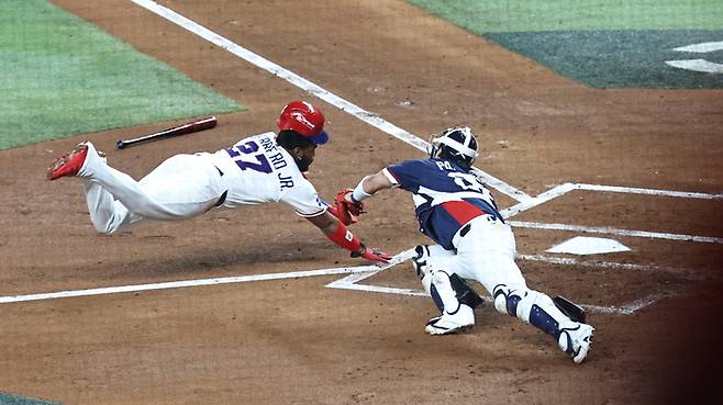 2회말 1사 1루 도미니카공화국의 주니어 카미네로의 좌익선상 2루타 때 홈을 파고드는 1루주자 블리디미르 게레로 주니어. 사진 | 연합뉴스