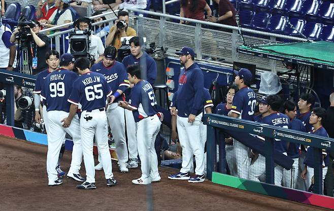 13일(현지시간) 미국 플로리다주 마이애미 론디포파크에서 열린 월드베이스볼클래식(WBC) 대한민국 대 도미니카공화국 준준결승전. 2회말 2사 1, 2루 한국 선발투수 류현진이 교체되고 있다. 사진 | 연합뉴스