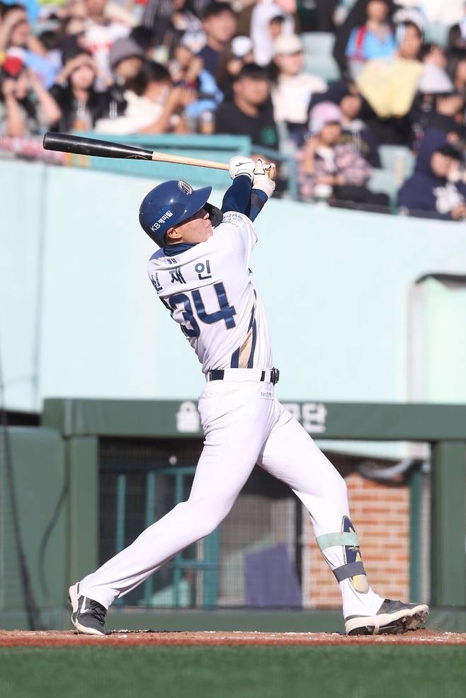 NC 신재인이 2025 울산-KBO Fall League에서 타격하고 있다. 사진 | KBO