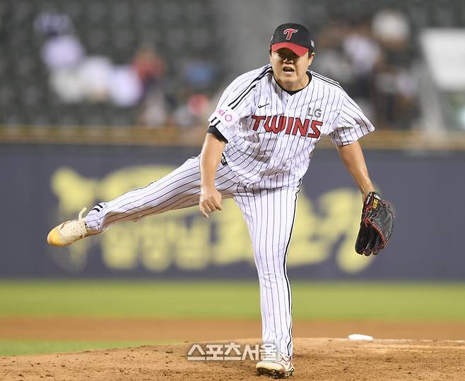 LG 투수 장현식이 29일 서울 잠실구장에서 열린 2025 KBO리그 KT와 경기 7회 역투하고 있다. 잠실 | 최승섭기자 thunder@sportsseoul.com