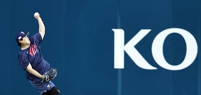 도미니카전 앞두고 훈련 열중하는 류현진

    (마이애미=연합뉴스) 김인철 기자 = 대한민국 야구 대표팀의 류현진이 12일(현지시간) 미국 플로리다주 마이애미 론디포파크에서 월드베이스볼클래식(WBC) 도미니카공화국과의 준준결승전 경기를 앞두고 훈련을 하고 있다. 2026.3.13

    yatoya@yna.co.kr

(끝)





<저작권자(c) 연합뉴스, 무단 전재-재배포, AI 학습 및 활용 금지>