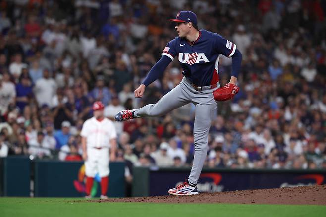 미국 마무리 메이슨 밀러가 14일(한국시각) 다이킨파크에서 열린 캐나다와의 8강전에서 9회말 등판해 힘차게 공을 던지고 있다. 밀러는 세 타자를 모조리 삼진으로 제압하고 5대3 승리를 지켰다. Imagn Images연합뉴스