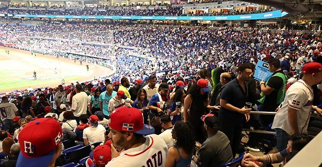 미국 플로리다주 마이애미 론디포파크에서 열린 WBC) 대한민국과 도미니카공화국의 8강전. 3회말 도미니카가 7-0으로 앞서가자 도미니카 관중들이 경기장을 빠져나가고 있다. 연합뉴스