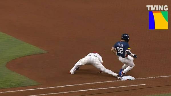 1루에 먼저 도착했으나 아웃 판정을 받은 이정후. ⓒTVING