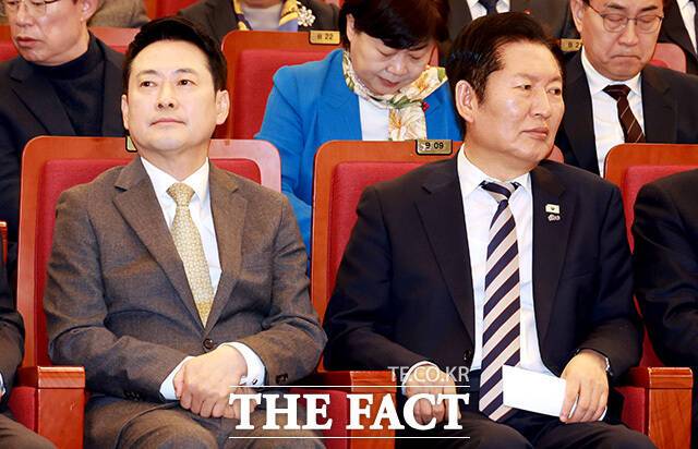 6·3 지방선거의 최대 승부처로 꼽히는 서울시장 선거에서 야권 후보가 공석인 틈을 타 더불어민주당이 승기를 가져가려는 모양새다. 사진은 정청래 더불어민주당 대표와 장동혁 국민의힘 대표가 지난 4일 국회 도서관에서 열린 2026 국회정각회 신춘법회에 참석해 자리하고 있는 모습. /국회=남용희 기자