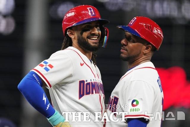 도미니카공화국 페르난도 타티스 주니어가 14일(한국시간) WBC 한국과의 8강전서 3회말 밀어내기 볼넷을 얻어 낸뒤 1루에서 활짝 웃고 있다. /마이애미=AP.뉴시스