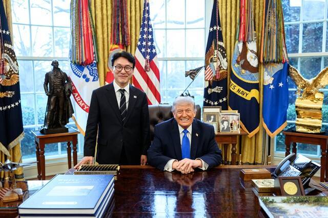 김민석 국무총리(왼쪽)는 13일(현지시간) 미국 백악관에서 도널드 트럼프 미국 대통령과 만나 약 20분 간 북한 문제에 대화를 나눴다고 밝혔다. /총리실
