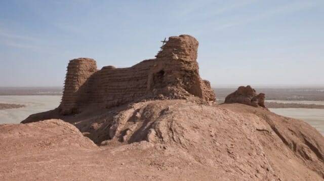 마자르타크의 오래된 유적은 호탄 강과 마자르타크 산맥이 만나는 언덕에 위치해 있으며, 이 산맥은 요새에서 이름을 따온 것으로 보인다. (출처=John Falconer/ International Dunhuang Project/위키미디어)