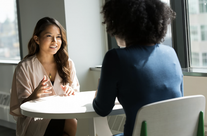 대화하는 모습. 사진은 기사의 특정 내용과 관련 없음. 언스플래시