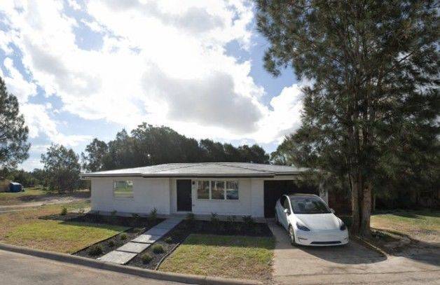 일론 머스크 테슬라 최고경영자(CEO)는 스페이스X로부터 임대한 약 5만달러(약 7400만원) 가치의 조립식 주택에 거주하고 있다. 디마 제뉴크 엑스(X·옛 트위터) 캡처