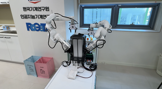 한국기계연구원이 개발한 로봇 작업 AI를 탑재한 로봇이 '바나를 가져와'라는 명령을 받은 후 이동해 바나나를 들으려 하고 있다. 사진=백종민 테크 스페셜리스트