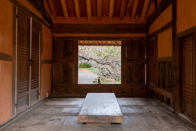 법정 스님이 생전에 터를 잡아줬다는 ‘청매실농원’의 초가는 영화 ‘명당’ 등 다수의 작품에 등장했던 촬영 명소다. 문 너머 매화나무가 그림처럼 걸린다. / 이신영 영상미디어 기자