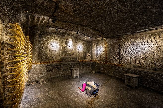 3년 8개월에 걸쳐 조성했다는 석굴 형태의 와룡사 무량수전 내부. 홍쌍리 명인이 기도를 올리고 있다. / 이신영 영상미디어 기자