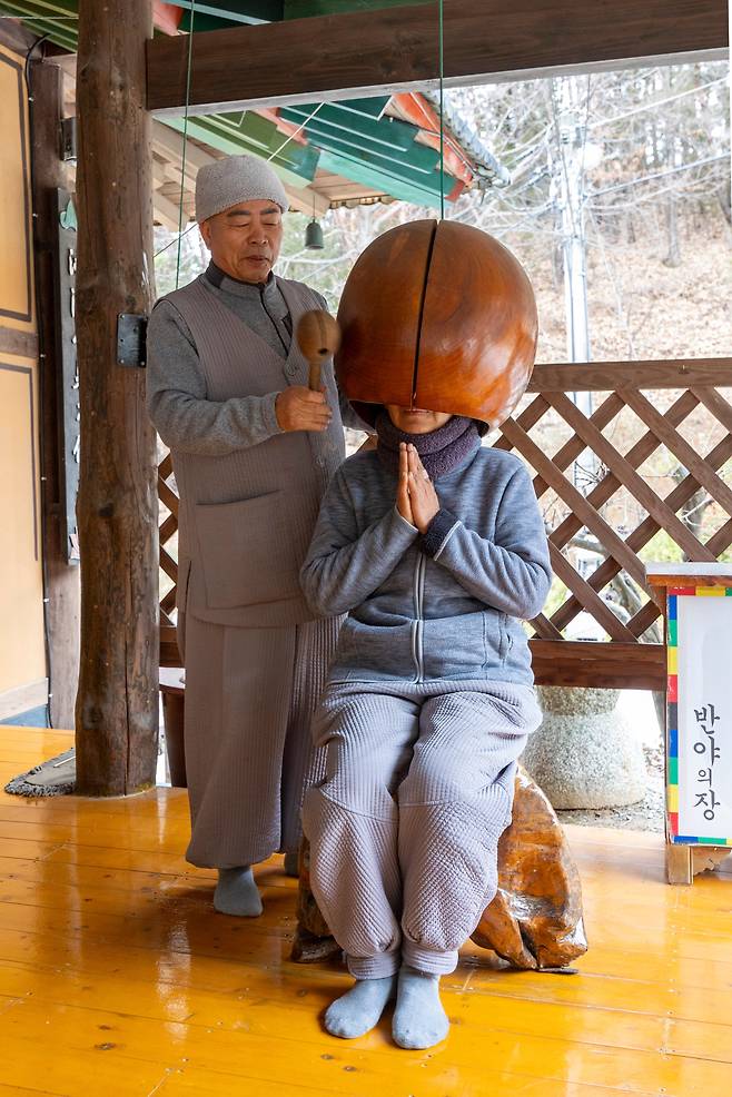 '똑똑해지는 목탁' 체험을 개발해 진행하고 있는 와룡사의 주지 성관스님. 홍쌍리 명인은 "주변에 유명한 절도 많지만, 이곳 와룡사는 스님이 참 좋아서 꾸준히 찾고 있다"고 했다. / 이신영 영상미디어 기자