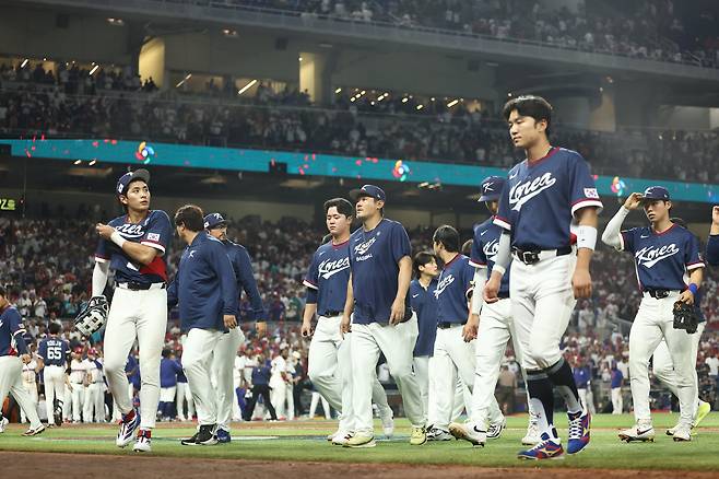 13일(현지시간) 미국 플로리다주 마이애미 론디포파크에서 열린 월드베이스볼클래식(WBC) 대한민국 대 도미니카공화국 준준결승전. 7회말 심판의 콜드게임 선언으로 0-10에 게임을 종료, 패배한 한국 선수들이 아쉬워하고 있다. /연합뉴스
