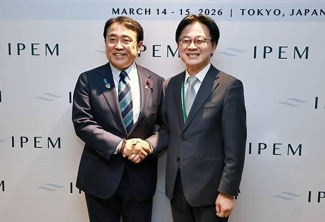 김정관 산업통상부 장관이 14일 일본 도쿄에서 열린 제1차 인도·태평양 에너지 안보 장관회의 참석 계기로 열린 아카자와 료세이 일본 경제산업성 대신과 회담에서 기념 촬영을 하고 있다./뉴스1