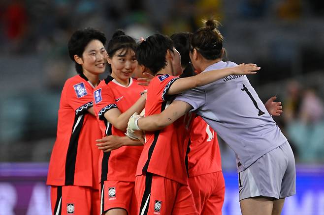 한국 여자 축구 대표팀 선수들이 14일 아시안컵 8강전에서 우즈베키스탄을 6대0으로 꺾고 기뻐하고 있다./EPA 연합뉴스