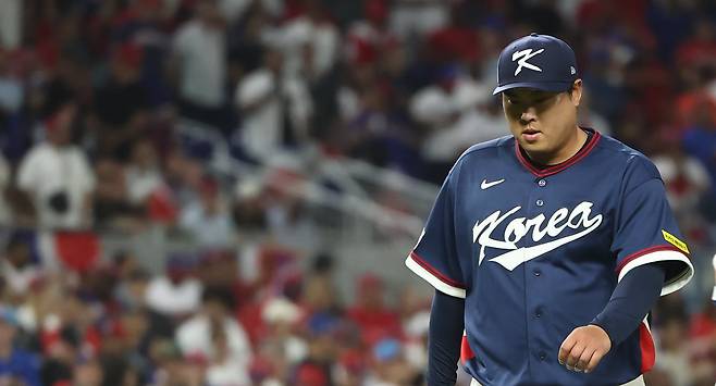 한국 선발투수 류현진이 13일(현지 시각) 미국 플로리다주 마이애미 론디포파크에서 열린 월드베이스볼클래식(WBC) 도미니카공화국과의 준준결승전에서 교체되고 있다. /연합뉴스