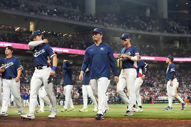 [마이애미=AP/뉴시스] 대한민국 선수들이 13일(현지 시간) 미 플로리다주 마이애미 론디포파크에서 열린 2026 월드베이스볼클래식(WBC) 8강전에서 도미니카공화국에 완패한 후 운동장을 내려오고 있다. 한국은 0-10, 7회 콜드게임패 하며 8강에서 탈락했다. 2026.03.14.