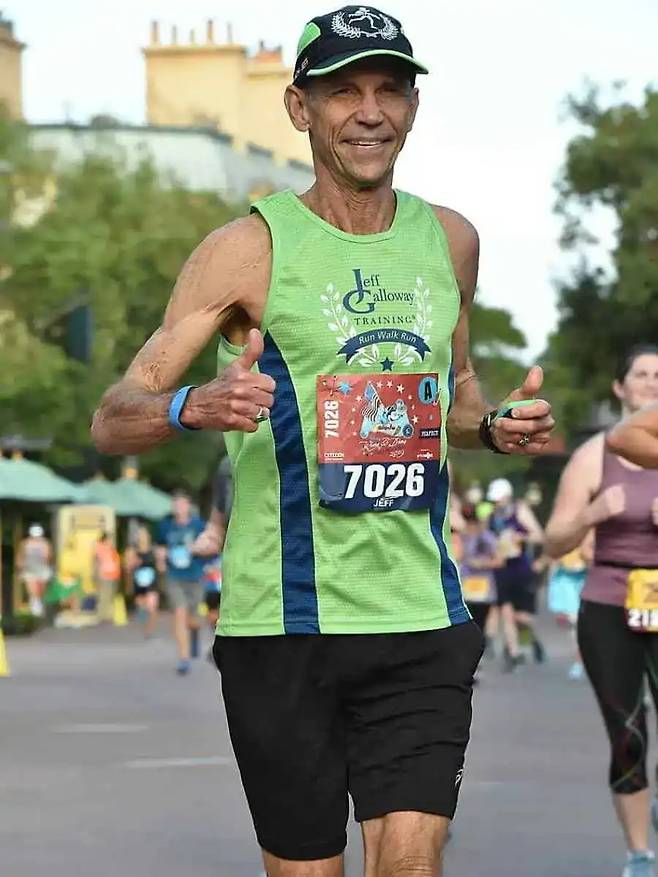 제프 갤러웨이가 생전에 마라톤대회에 출전해 달리는 모습. 사진 출처 JEFFGALLAWAY.COM