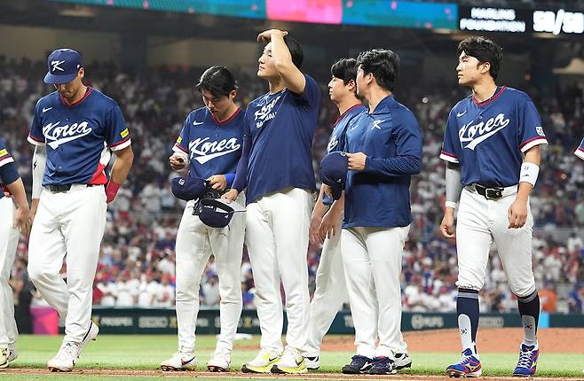 한국 야구 대표 선수들이 14일 미국 플로리다주 마이애미에서 열린 2026 월드베이스볼클래식(WBC) 8강전에서 도미니카공화국에 0-10, 7회 콜드게임 패배를 당한 뒤 인사하고 있다. 마이애미=AP 뉴시스